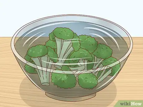 Immagine titolata Prepare Fruits and Vegetables for Goldfish to Eat Step 3