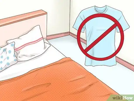 Immagine titolata Be Naked More Often While Living With Family Step 3