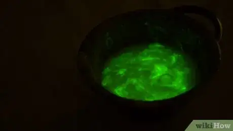 Immagine titolata Make Glow in the Dark Slime Step 11
