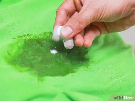 Immagine titolata Remove Vomit Stains from Clothing Step 4