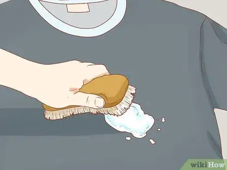 Immagine titolata Remove Fabric Paint from Clothes Step 10