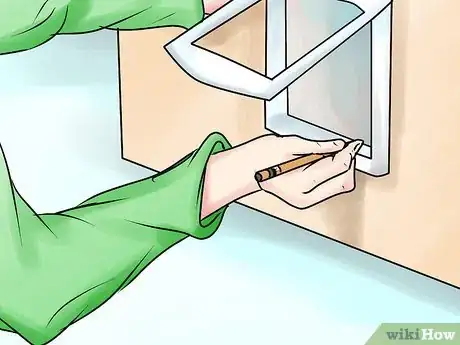 Immagine titolata Fit a Cat Flap Step 11