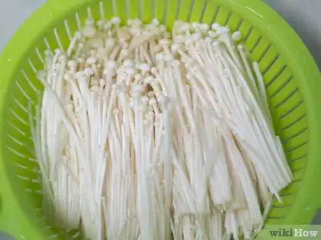 Immagine titolata Cook Enoki Mushrooms Step 6