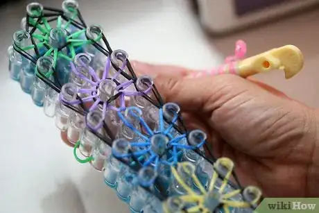 Immagine titolata Make a Rainbow Loom Bracelet Step 19Bullet3