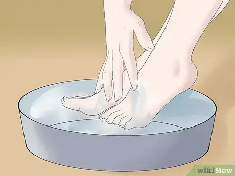 Immagine titolata Perform a Professional Salon Pedicure Step 11