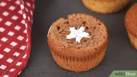 Immagine titolata Decorate Cupcakes Without Icing Step 2