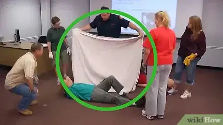 Immagine titolata Logroll an Injured Person During First Aid Step 10