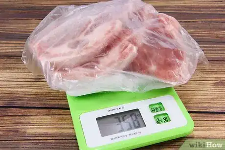 Immagine titolata Defrost Meat in the Microwave Step 3