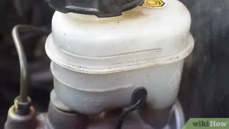 Immagine titolata Check Brake Fluid Step 3