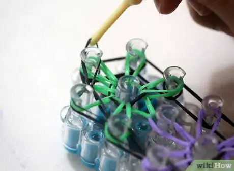 Immagine titolata Make a Rainbow Loom Bracelet Step 19Bullet2