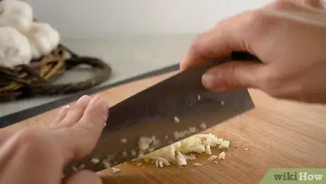 Immagine titolata Chop Garlic Step 8
