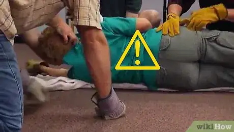 Immagine titolata Logroll an Injured Person During First Aid Step 11