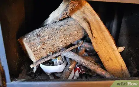 Immagine titolata Light a Fire in a Fireplace Step 6