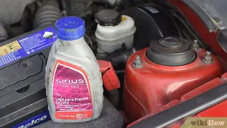 Immagine titolata Check Brake Fluid Step 9