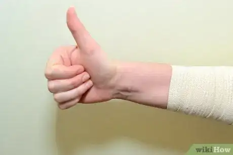 Immagine titolata Strap an Elbow Step 7