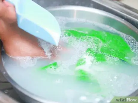 Immagine titolata Remove Vomit Stains from Clothing Step 9