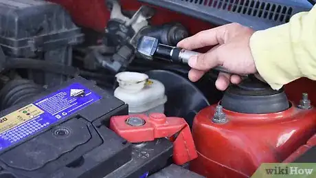 Immagine titolata Check Brake Fluid Step 8