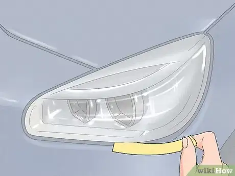 Immagine titolata Repair Oxidized Cloudy Headlights with a Headlight Cleaner Step 12