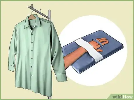 Immagine titolata Use a Clothes Steamer Step 3