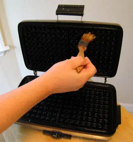 Immagine titolata Brush with oil.