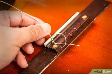 Immagine titolata Change Classical Guitar Strings Step 3Bullet3