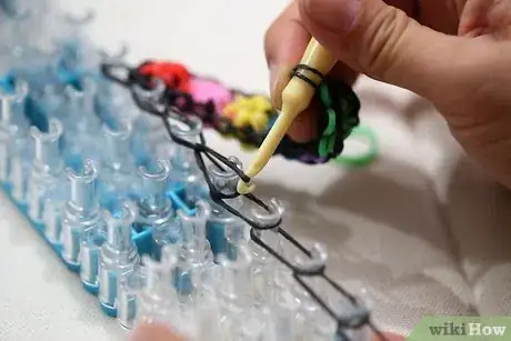 Immagine titolata Make a Rainbow Loom Bracelet Step 21Bullet1