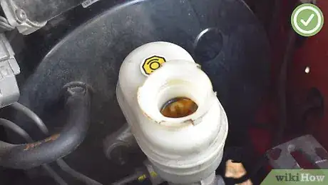 Immagine titolata Check Brake Fluid Step 6