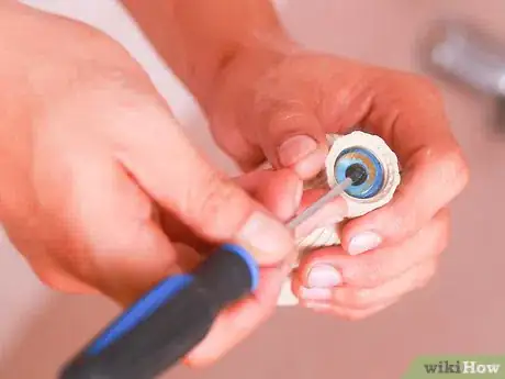 Immagine titolata Fix a Leaking Shower Head Step 2