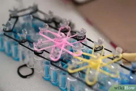 Immagine titolata Make a Rainbow Loom Bracelet Step 15Bullet2