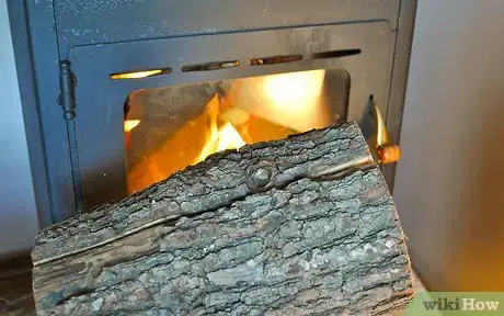 Immagine titolata Light a Fire in a Fireplace Step 9