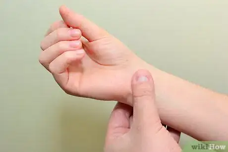 Immagine titolata Strap an Elbow Step 3