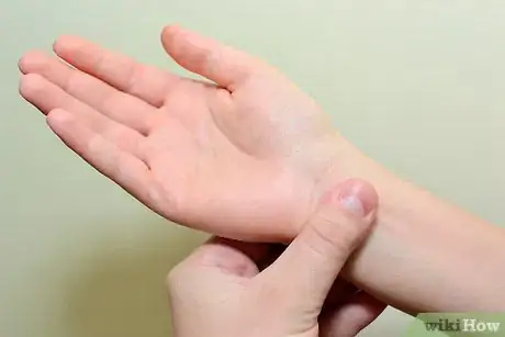 Immagine titolata Strap an Elbow Step 9