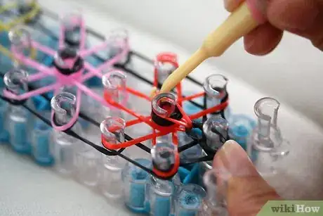 Immagine titolata Make a Rainbow Loom Bracelet Step 17Bullet2