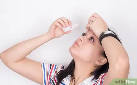 Immagine titolata Apply Eye Makeup With Contact Lenses Step 2