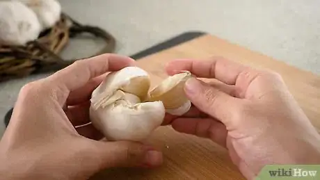 Immagine titolata Chop Garlic Step 1