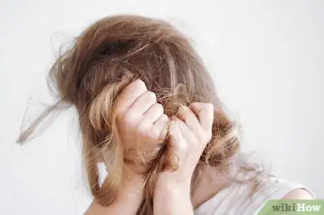 Immagine titolata Tease Your Hair Step 6