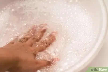 Immagine titolata Wash Your Hair Using Only Natural Ingredients Step 5