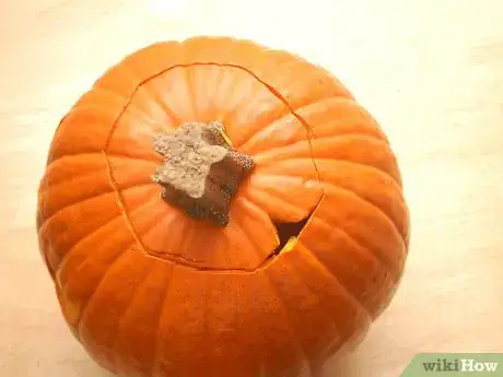 Immagine titolata Light a Pumpkin for Halloween Step 3