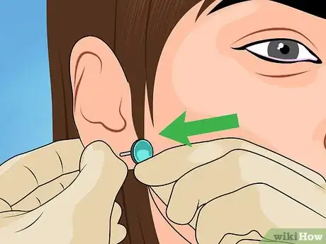 Immagine titolata Reopen a Partially Closed Ear Piercing Hole Step 12