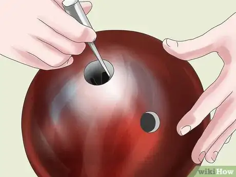 Immagine titolata Hook a Bowling Ball Step 10