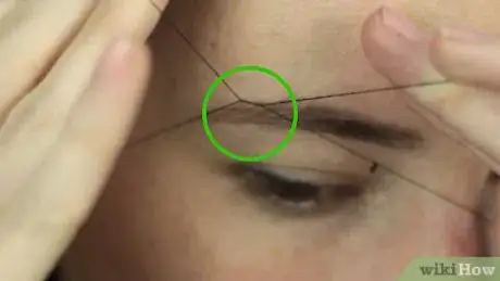 Immagine titolata Thread Your Eyebrows Step 12