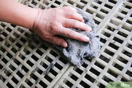 Immagine titolata Clean out a Rabbit Hutch Step 4