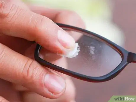 Immagine titolata Remove Scratches From Plastic Lens Glasses Step 5