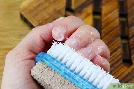 Immagine titolata Clean Under Your Fingernails Step 12