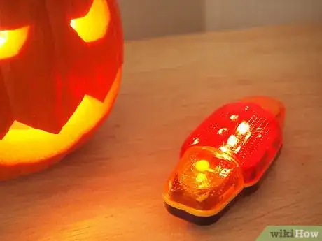 Immagine titolata Light a Pumpkin for Halloween Step 5