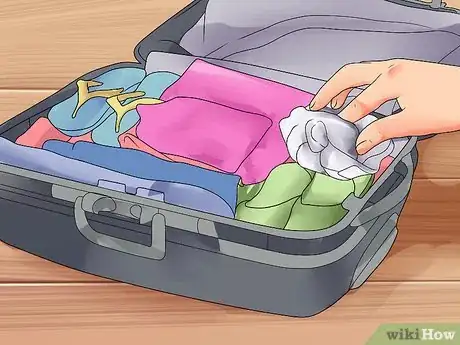 Immagine titolata Pack Clothes in a Suitcase Step 10