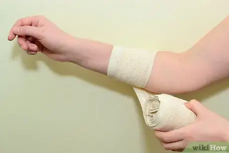Immagine titolata Strap an Elbow Step 4