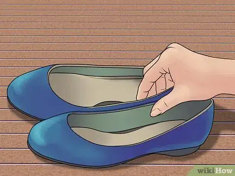 Immagine titolata Stretch Tight Ballet Flats Step 12