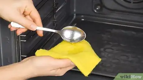 Immagine titolata Deodorize an Oven Step 1