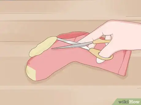 Immagine titolata Make Cat Toys out of Common Household Items Step 34